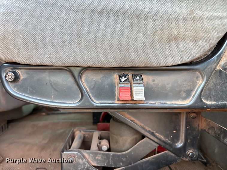 image for item EU4590 2016 Peterbilt 365 semi truck