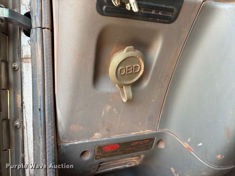 image for item EU4590 2016 Peterbilt 365 semi truck