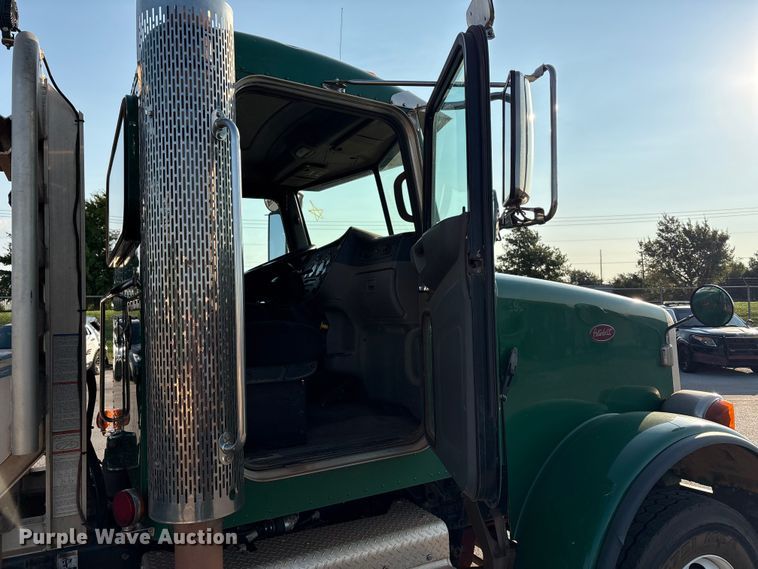 image for item EU4590 2016 Peterbilt 365 semi truck