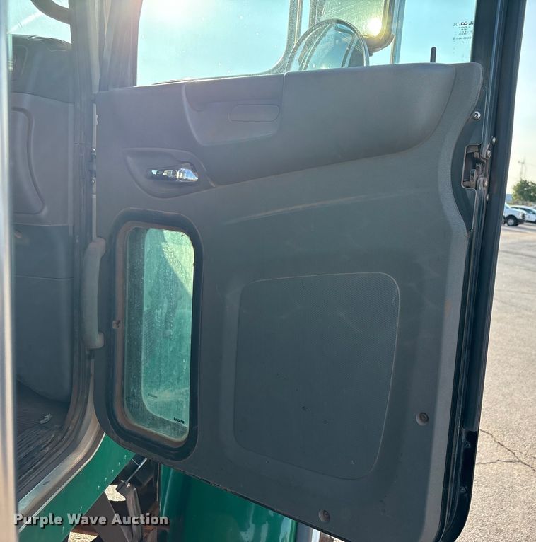 image for item EU4590 2016 Peterbilt 365 semi truck