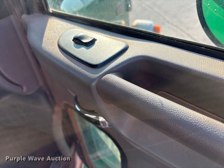 image for item EU4590 2016 Peterbilt 365 semi truck