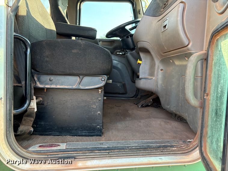 image for item EU4590 2016 Peterbilt 365 semi truck