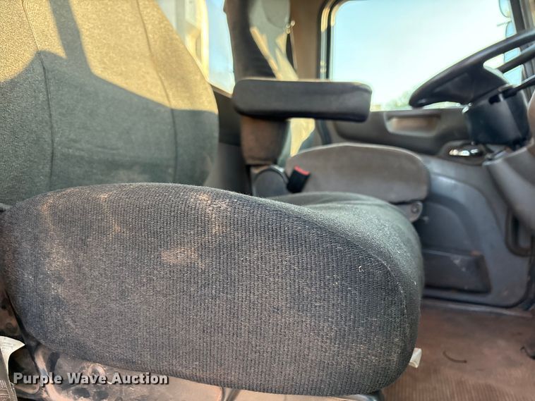 image for item EU4590 2016 Peterbilt 365 semi truck