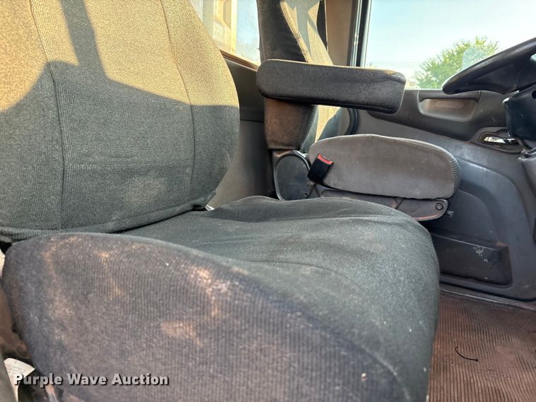 image for item EU4590 2016 Peterbilt 365 semi truck