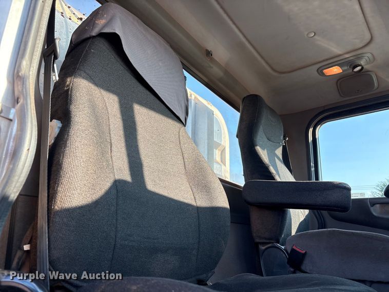 image for item EU4590 2016 Peterbilt 365 semi truck