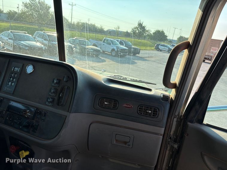 image for item EU4590 2016 Peterbilt 365 semi truck