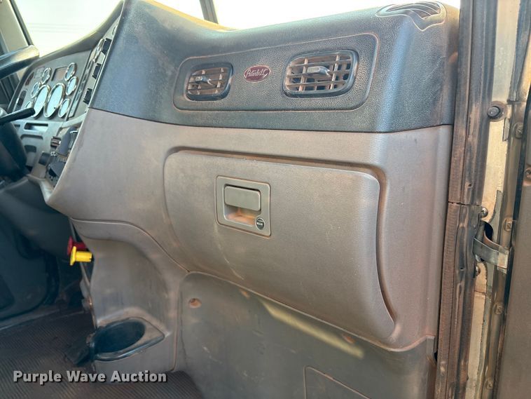 image for item EU4590 2016 Peterbilt 365 semi truck