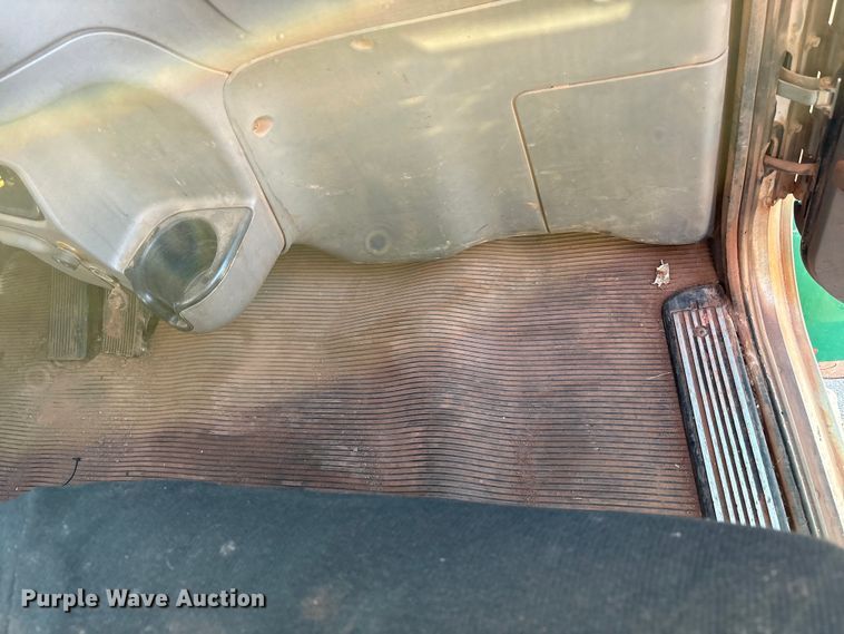 image for item EU4590 2016 Peterbilt 365 semi truck