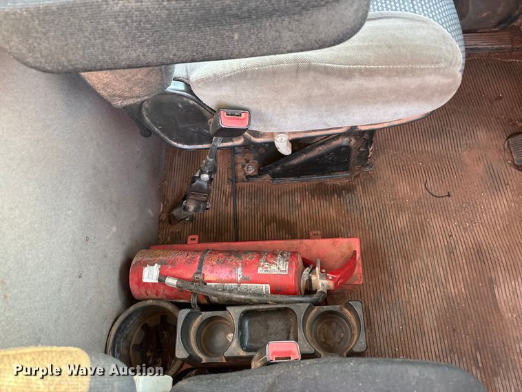 image for item EU4590 2016 Peterbilt 365 semi truck