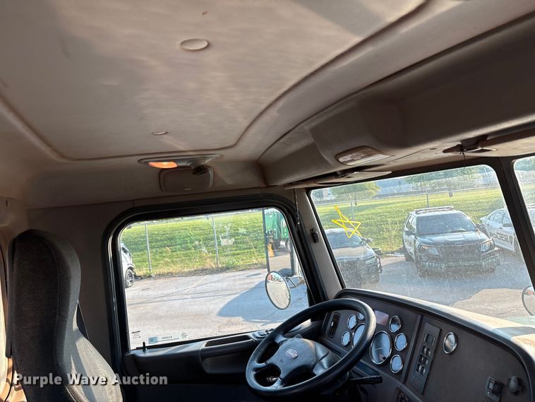 image for item EU4590 2016 Peterbilt 365 semi truck