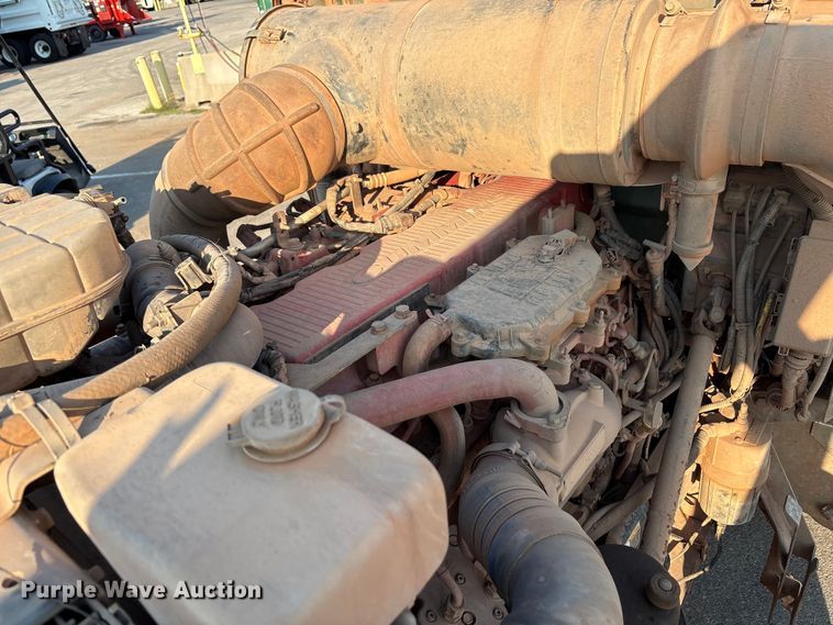 image for item EU4590 2016 Peterbilt 365 semi truck