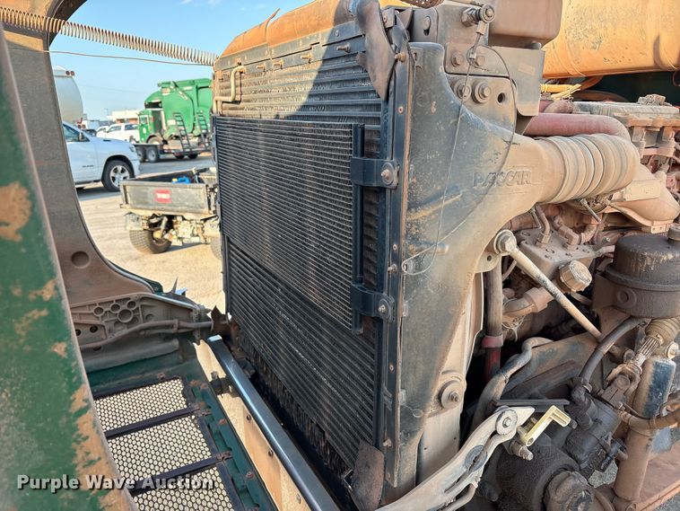 image for item EU4590 2016 Peterbilt 365 semi truck