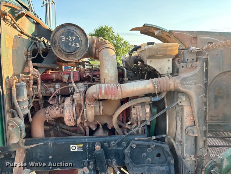 image for item EU4590 2016 Peterbilt 365 semi truck