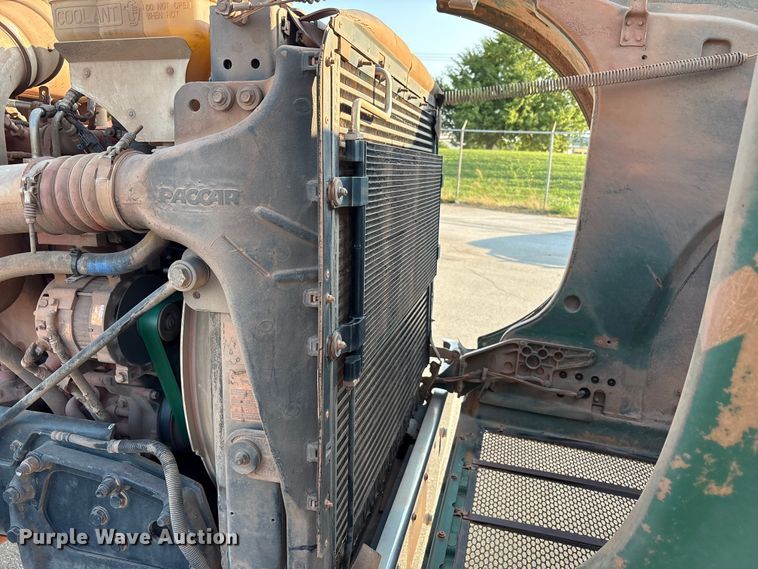 image for item EU4590 2016 Peterbilt 365 semi truck