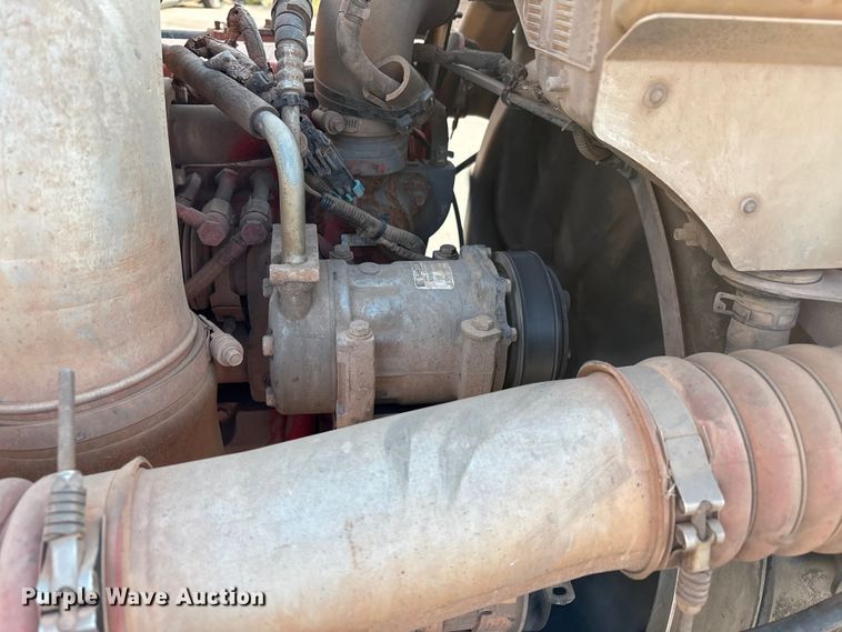 image for item EU4590 2016 Peterbilt 365 semi truck