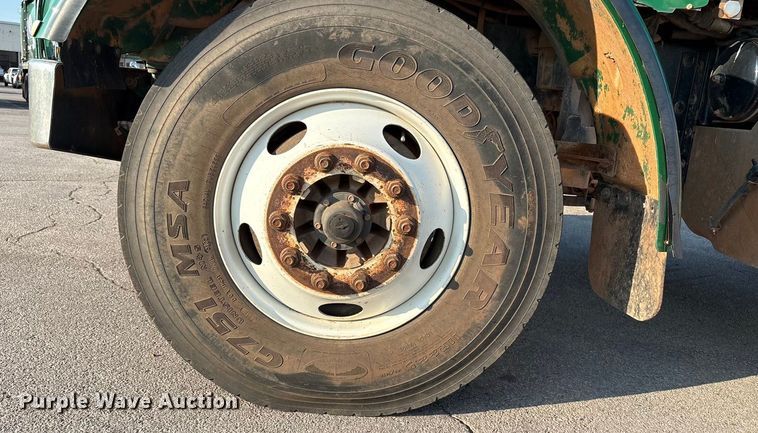 image for item EU4590 2016 Peterbilt 365 semi truck