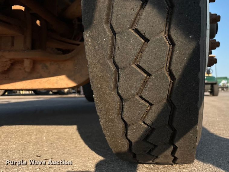 image for item EU4590 2016 Peterbilt 365 semi truck