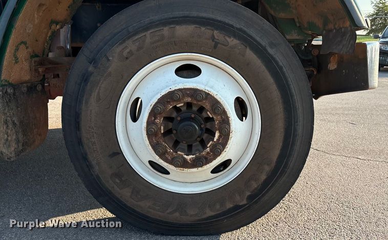 image for item EU4590 2016 Peterbilt 365 semi truck