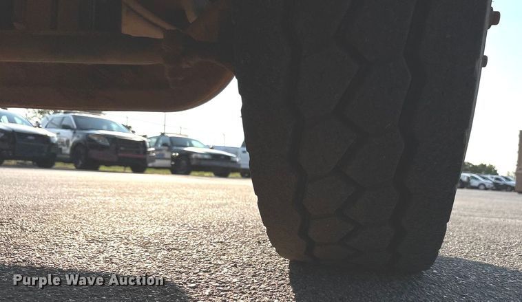 image for item EU4590 2016 Peterbilt 365 semi truck