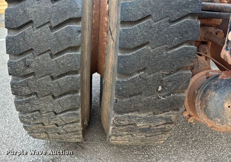 image for item EU4590 2016 Peterbilt 365 semi truck