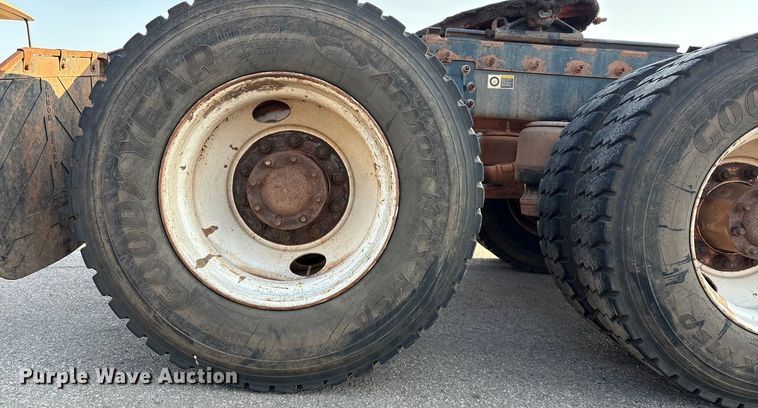 image for item EU4590 2016 Peterbilt 365 semi truck