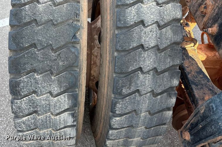 image for item EU4590 2016 Peterbilt 365 semi truck