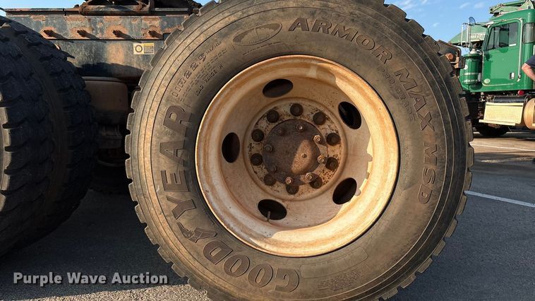 image for item EU4590 2016 Peterbilt 365 semi truck