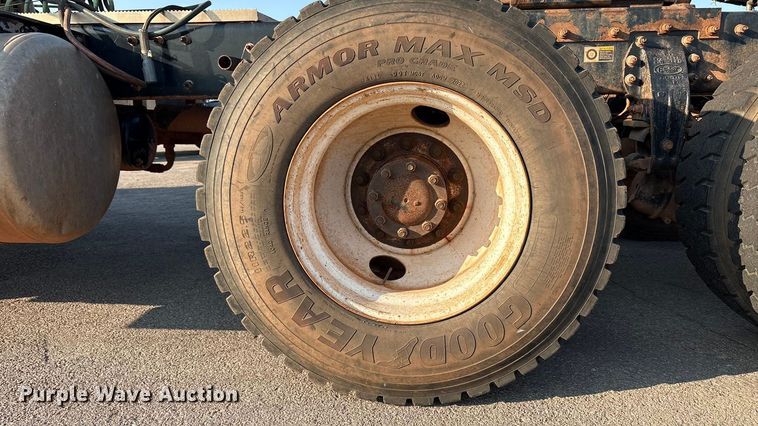 image for item EU4590 2016 Peterbilt 365 semi truck