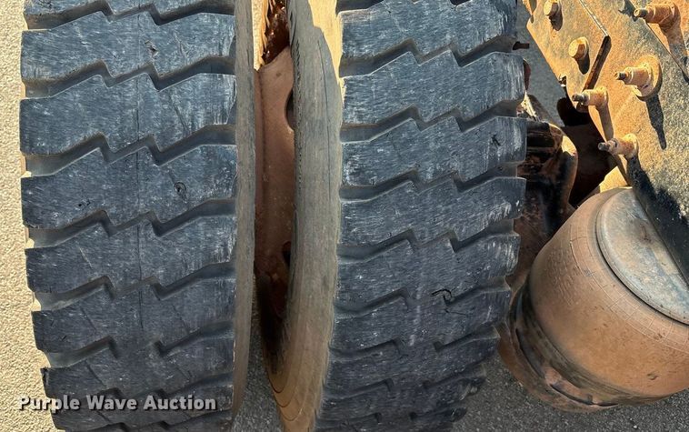 image for item EU4590 2016 Peterbilt 365 semi truck