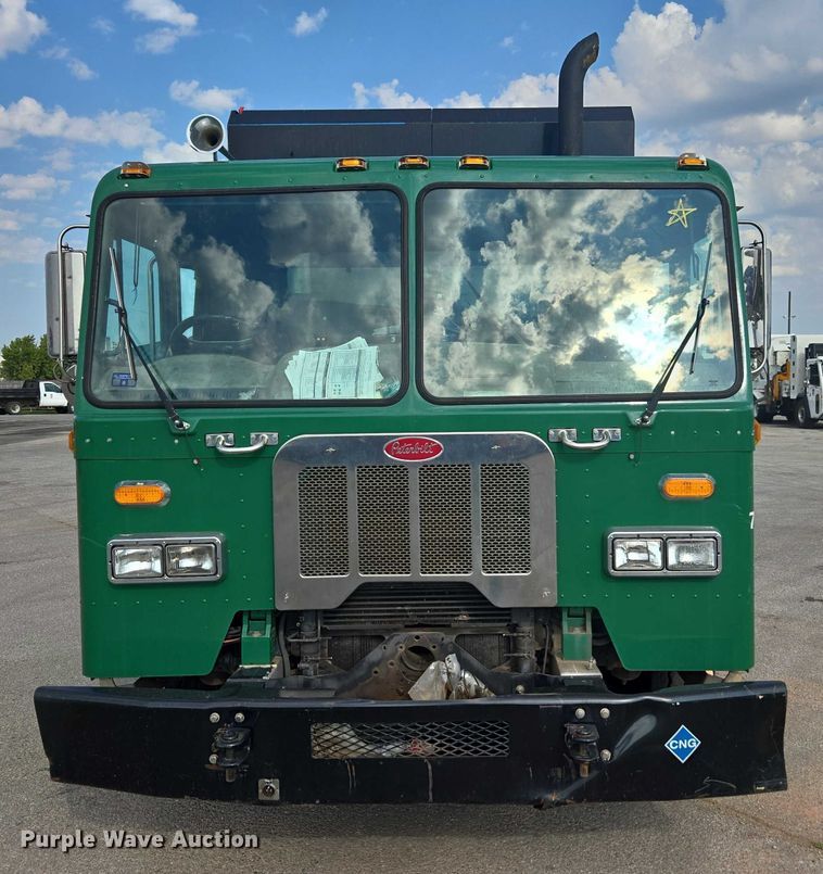 image for item EU4594 2015 Peterbilt 320 refuse truck