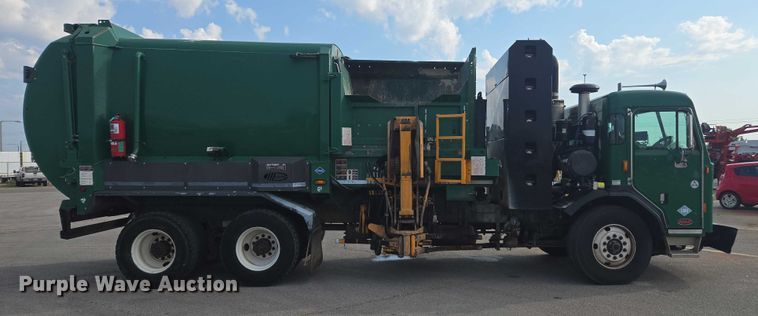 image for item EU4594 2015 Peterbilt 320 refuse truck