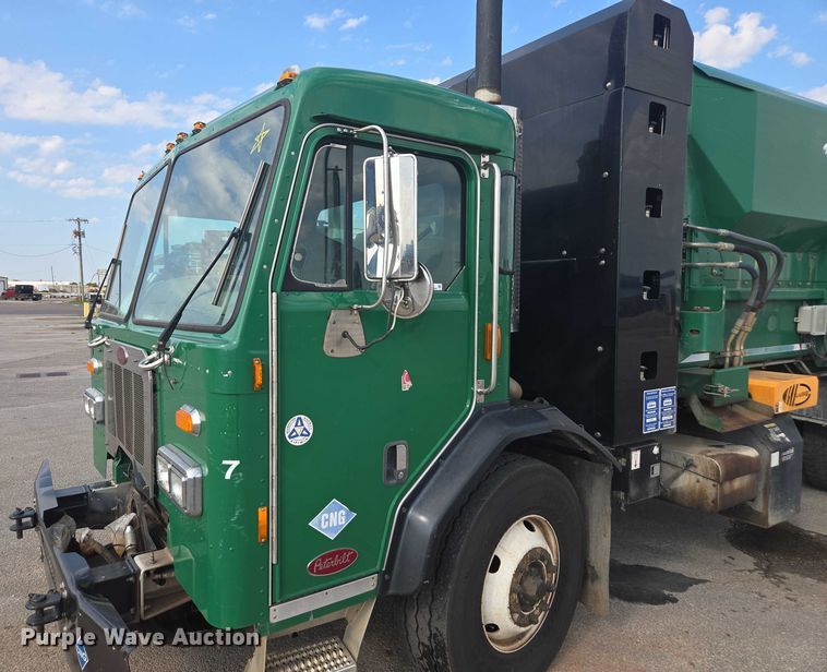 image for item EU4594 2015 Peterbilt 320 refuse truck