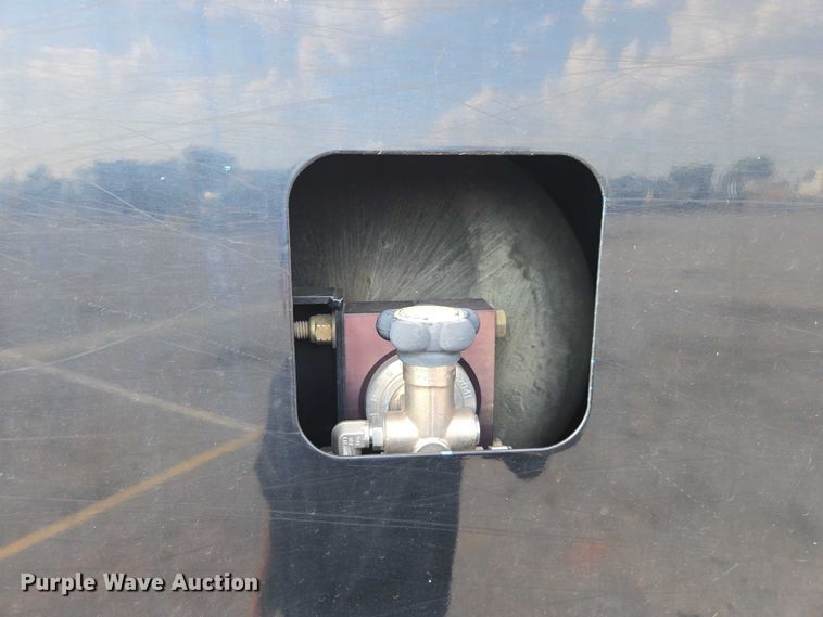 image for item EU4594 2015 Peterbilt 320 refuse truck