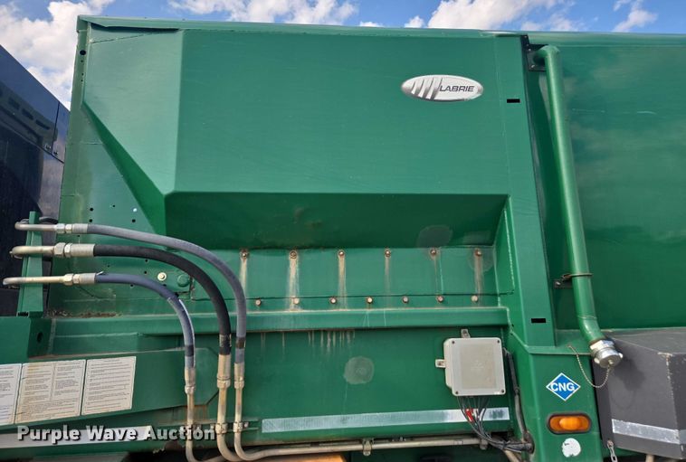 image for item EU4594 2015 Peterbilt 320 refuse truck