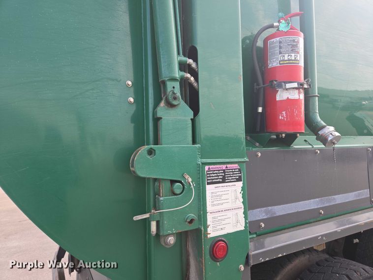 image for item EU4594 2015 Peterbilt 320 refuse truck