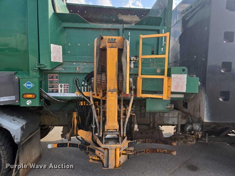 image for item EU4594 2015 Peterbilt 320 refuse truck