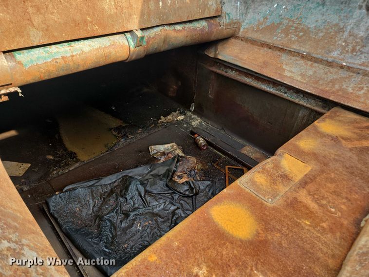 image for item EU4594 2015 Peterbilt 320 refuse truck