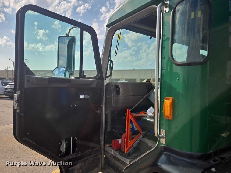 image for item EU4594 2015 Peterbilt 320 refuse truck