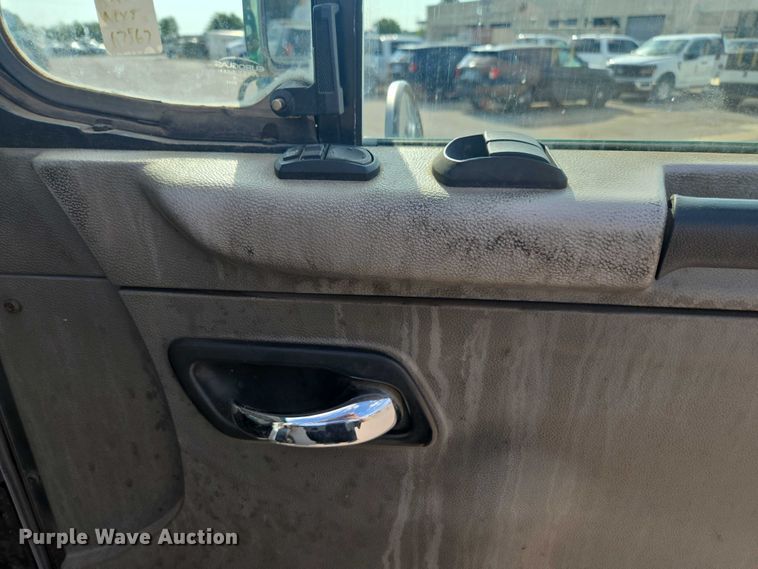 image for item EU4594 2015 Peterbilt 320 refuse truck