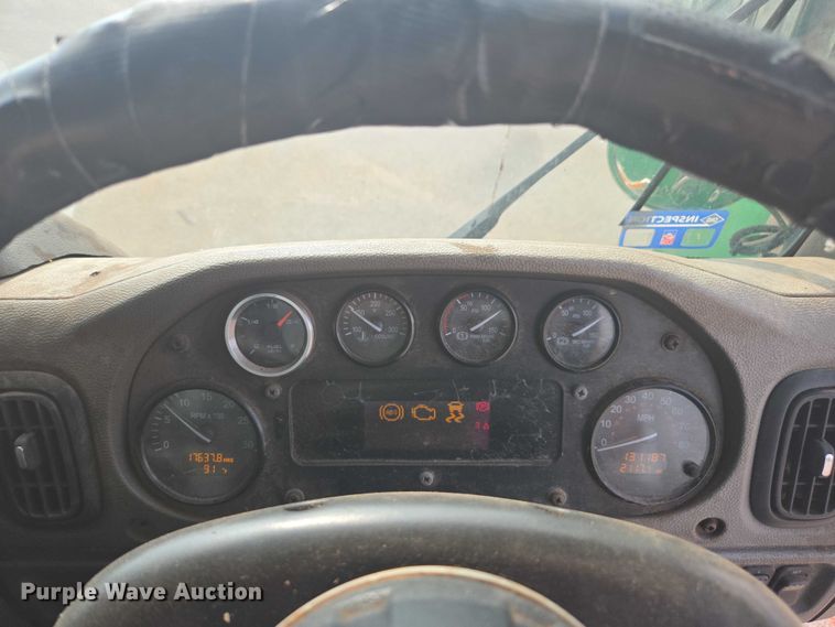 image for item EU4594 2015 Peterbilt 320 refuse truck