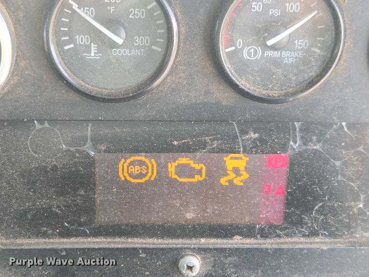 image for item EU4594 2015 Peterbilt 320 refuse truck