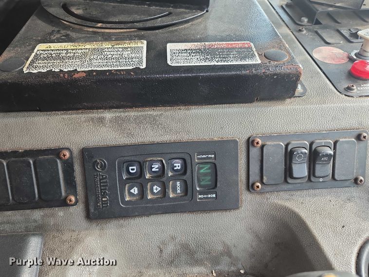 image for item EU4594 2015 Peterbilt 320 refuse truck