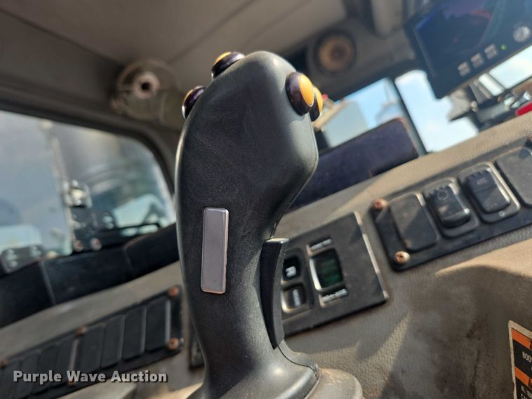 image for item EU4594 2015 Peterbilt 320 refuse truck