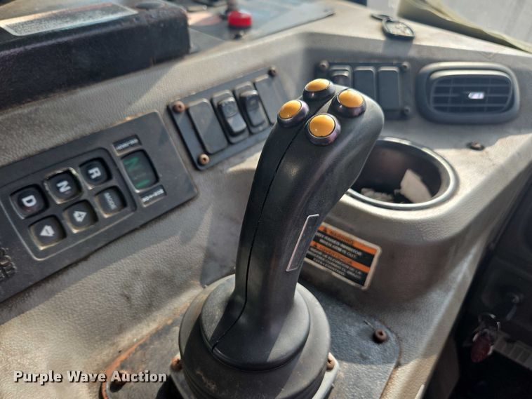 image for item EU4594 2015 Peterbilt 320 refuse truck