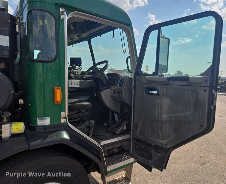 image for item EU4594 2015 Peterbilt 320 refuse truck