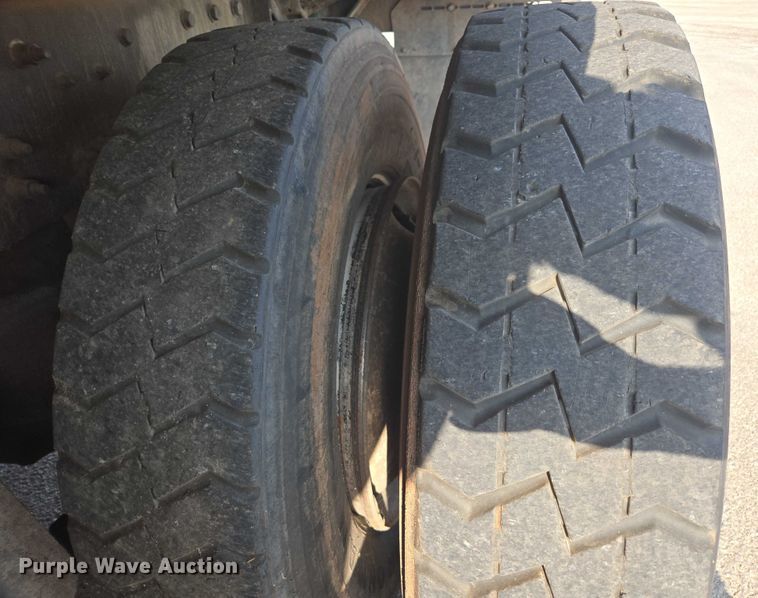 image for item EU4594 2015 Peterbilt 320 refuse truck