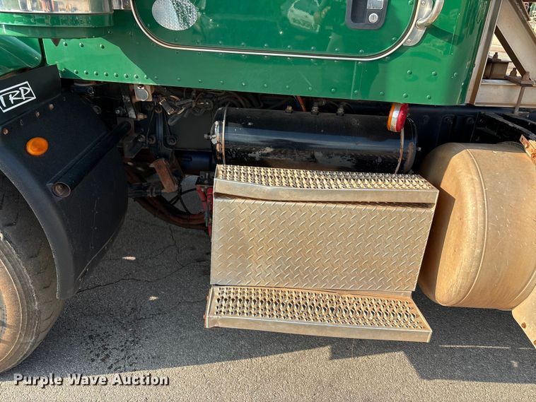 image for item EU4595 2018 Peterbilt 367 semi truck