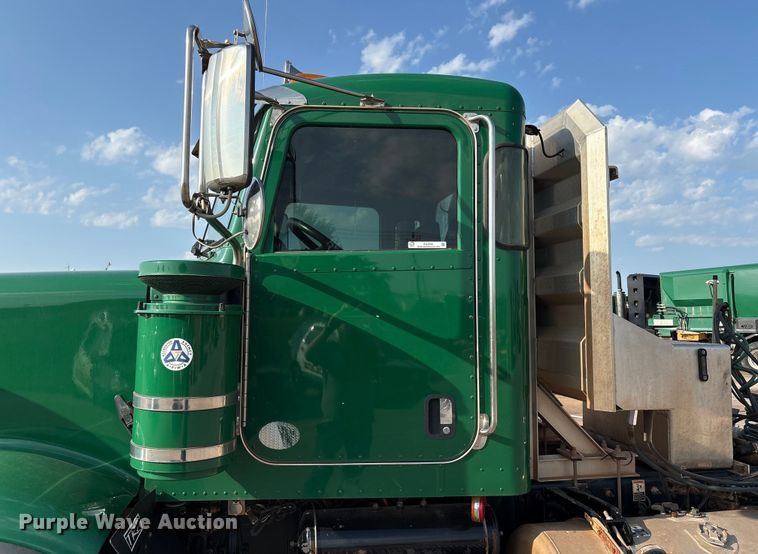 image for item EU4595 2018 Peterbilt 367 semi truck