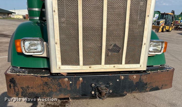 image for item EU4595 2018 Peterbilt 367 semi truck