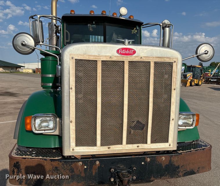 image for item EU4595 2018 Peterbilt 367 semi truck